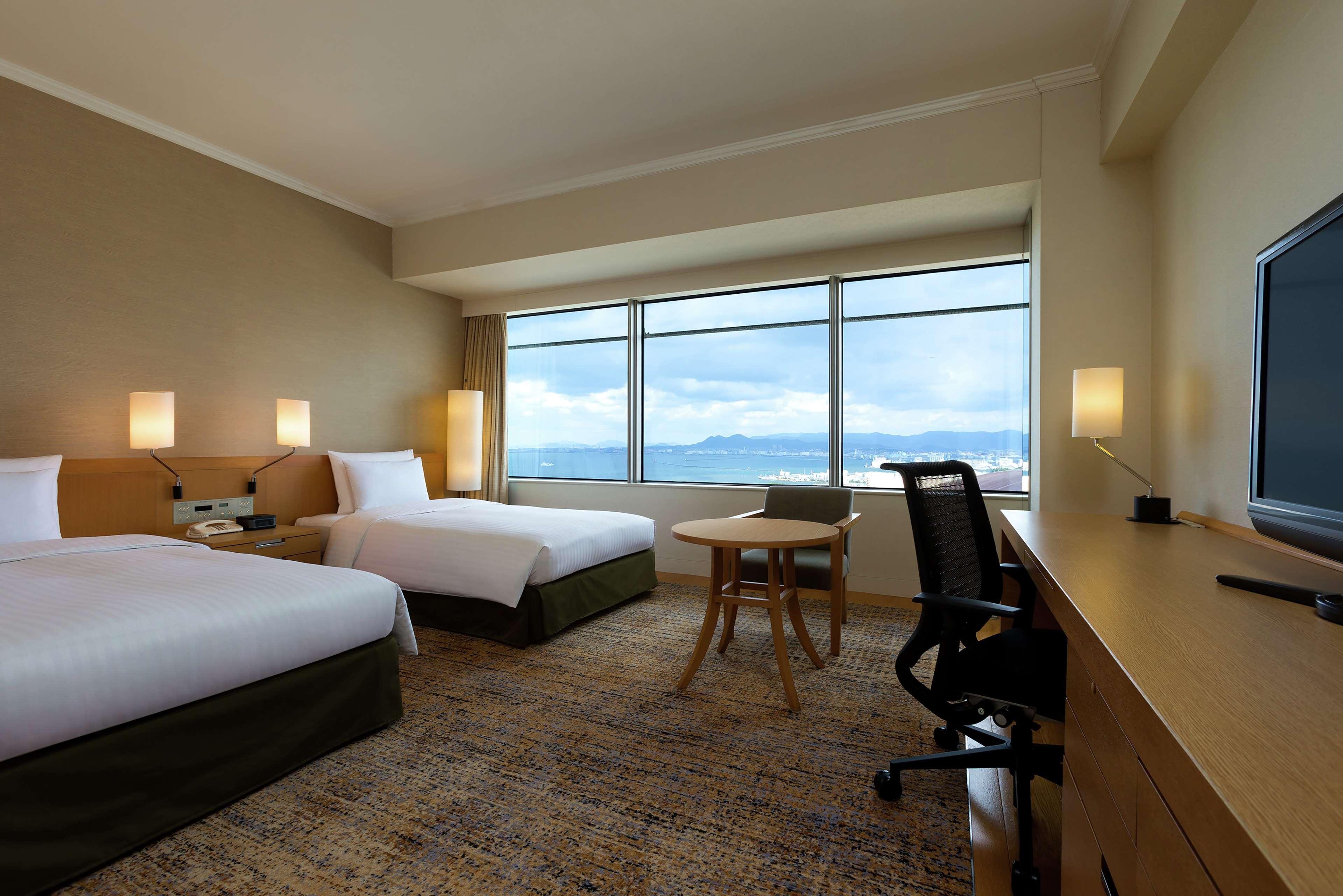 Отель Hilton Fukuoka Sea Hawk Экстерьер фото