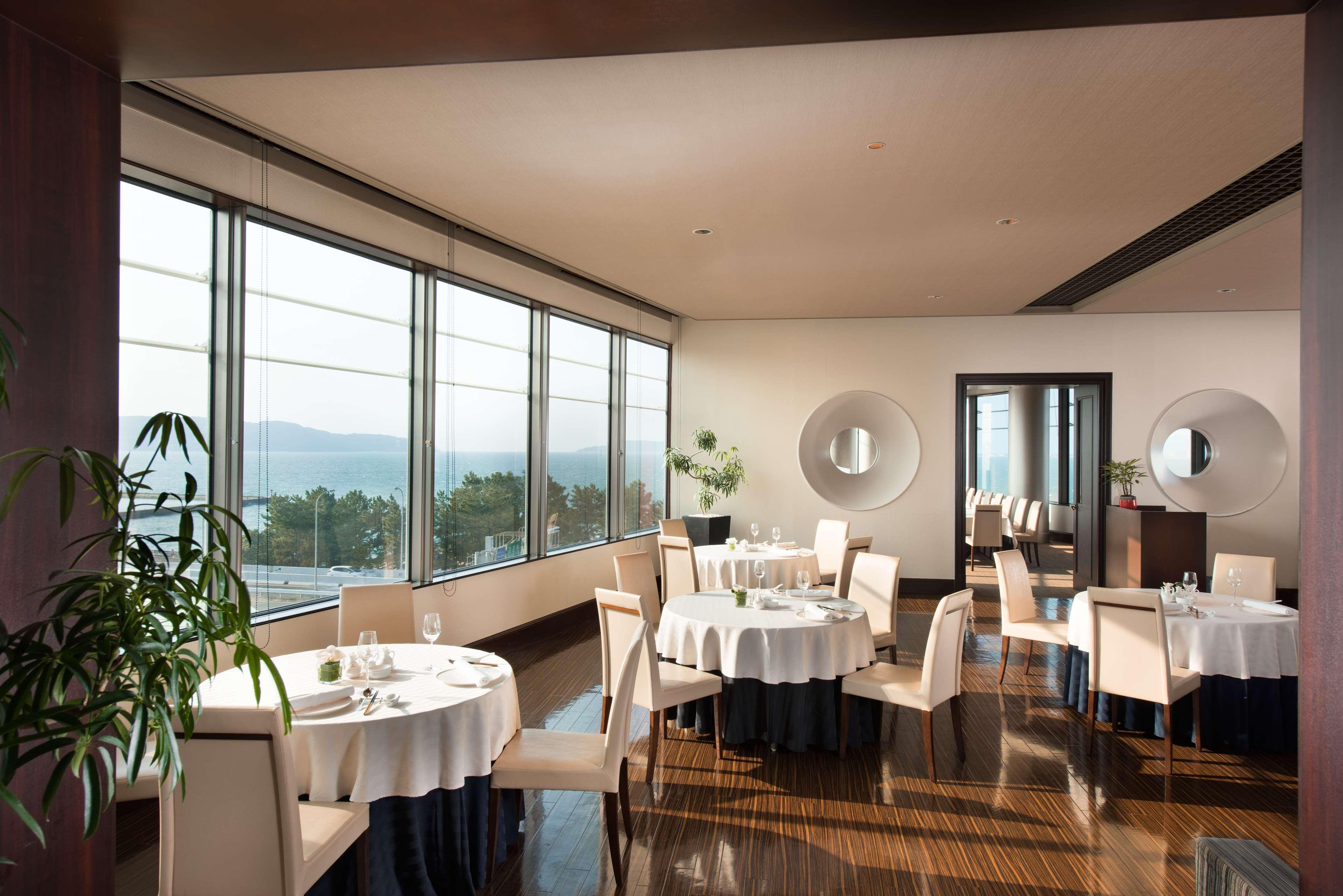 Отель Hilton Fukuoka Sea Hawk Экстерьер фото