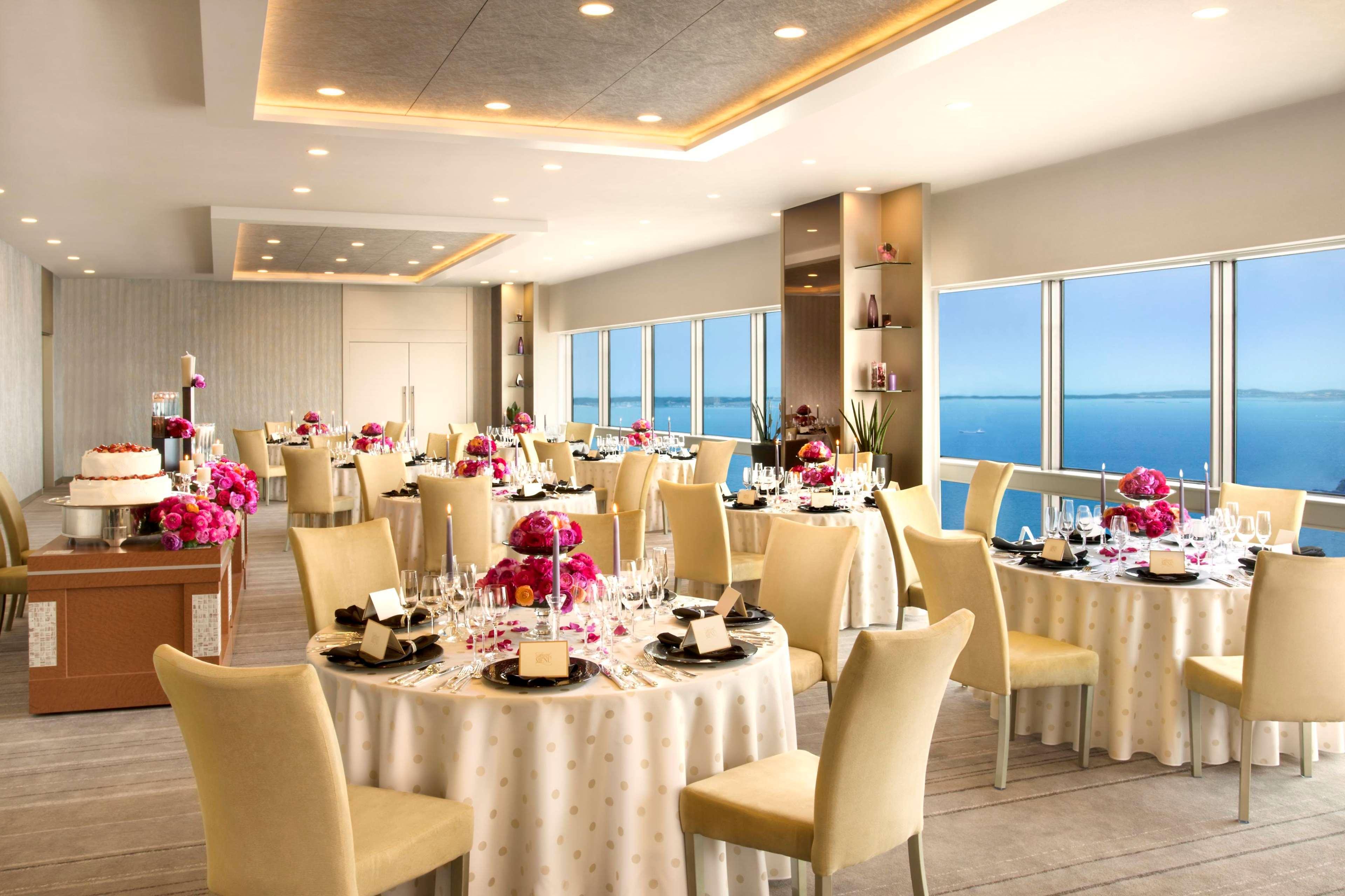 Отель Hilton Fukuoka Sea Hawk Экстерьер фото