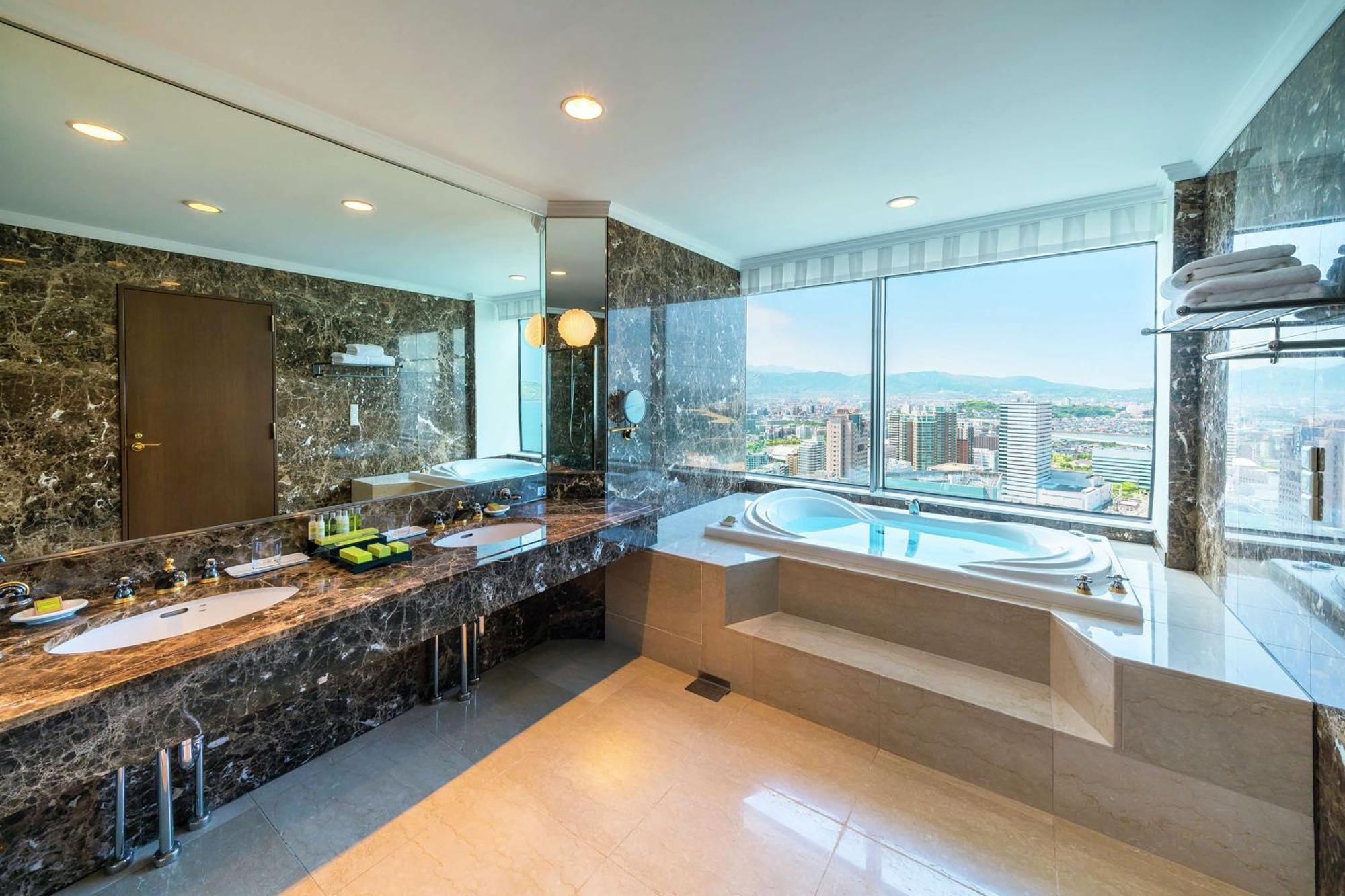 Отель Hilton Fukuoka Sea Hawk Экстерьер фото
