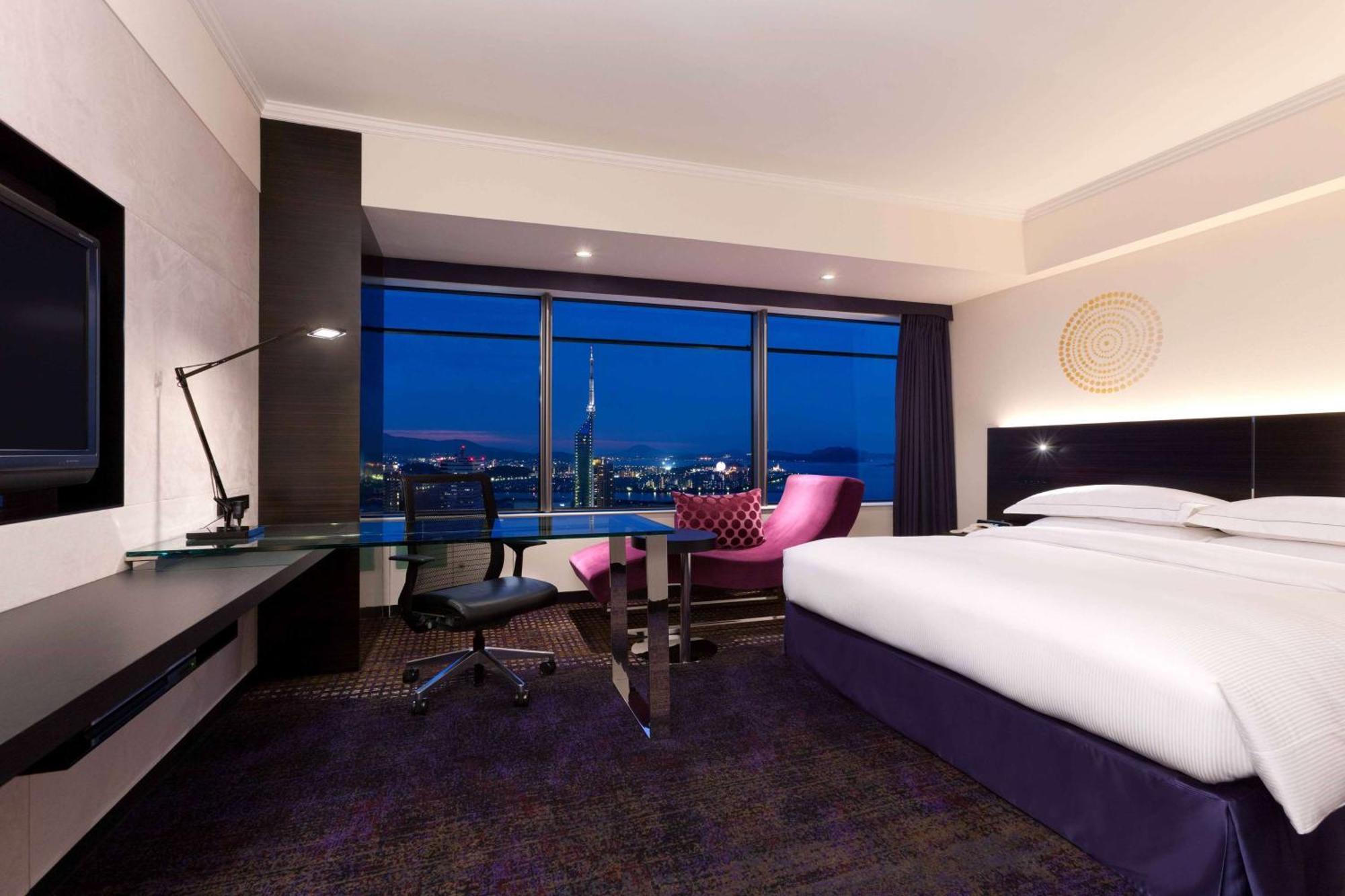 Отель Hilton Fukuoka Sea Hawk Экстерьер фото