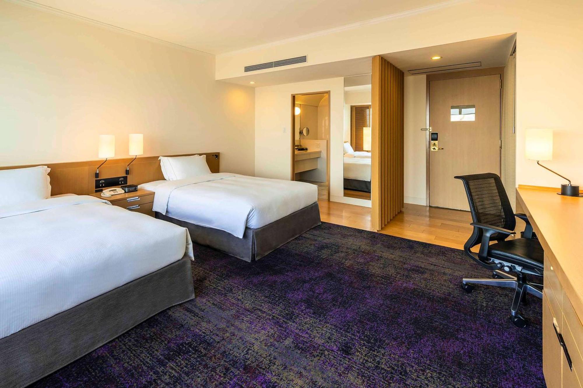 Отель Hilton Fukuoka Sea Hawk Экстерьер фото