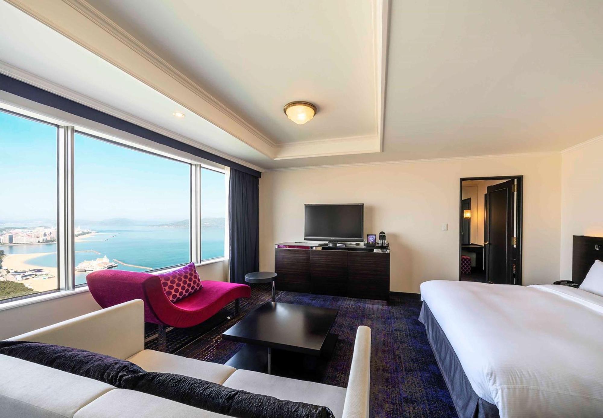 Отель Hilton Fukuoka Sea Hawk Экстерьер фото