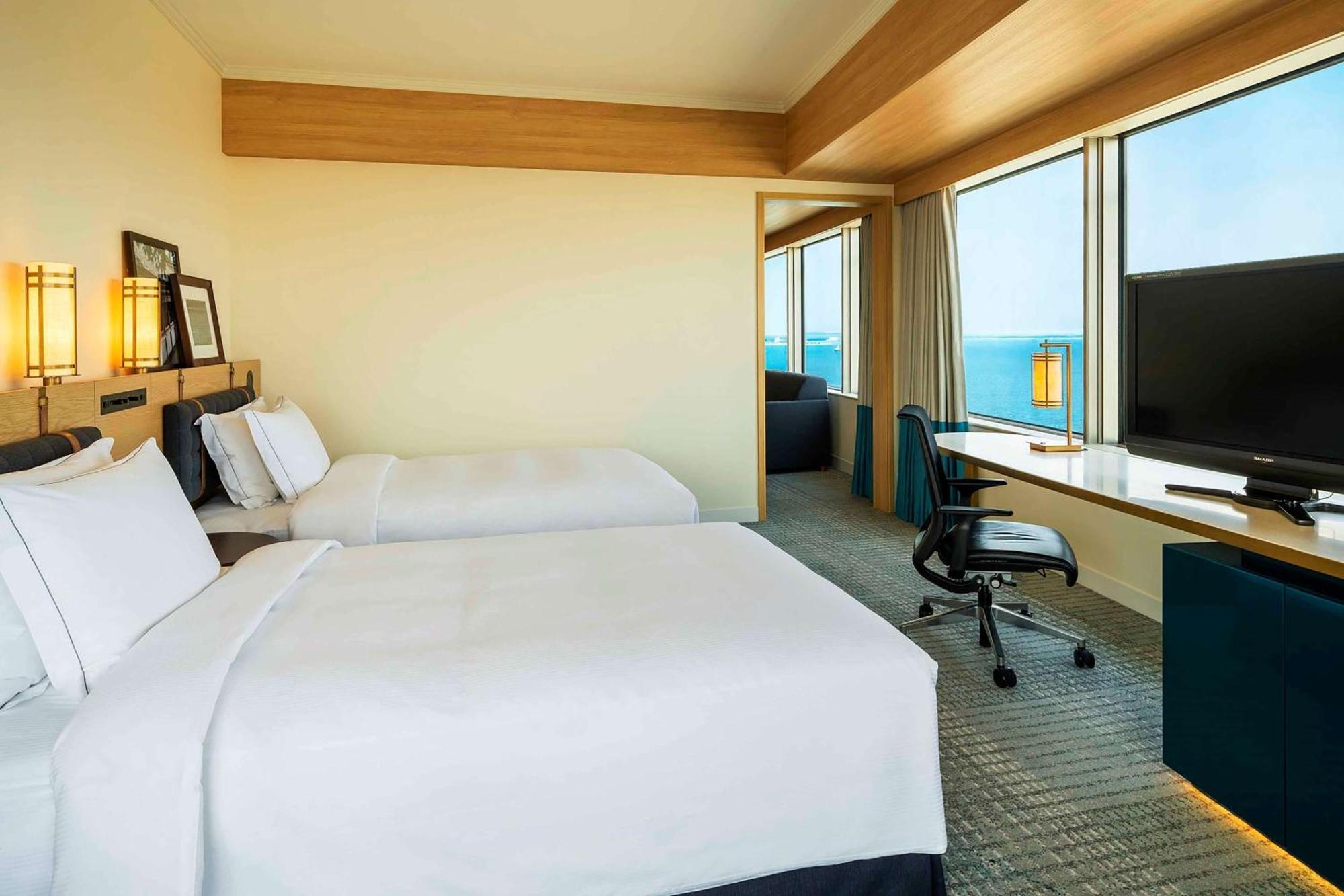 Отель Hilton Fukuoka Sea Hawk Экстерьер фото