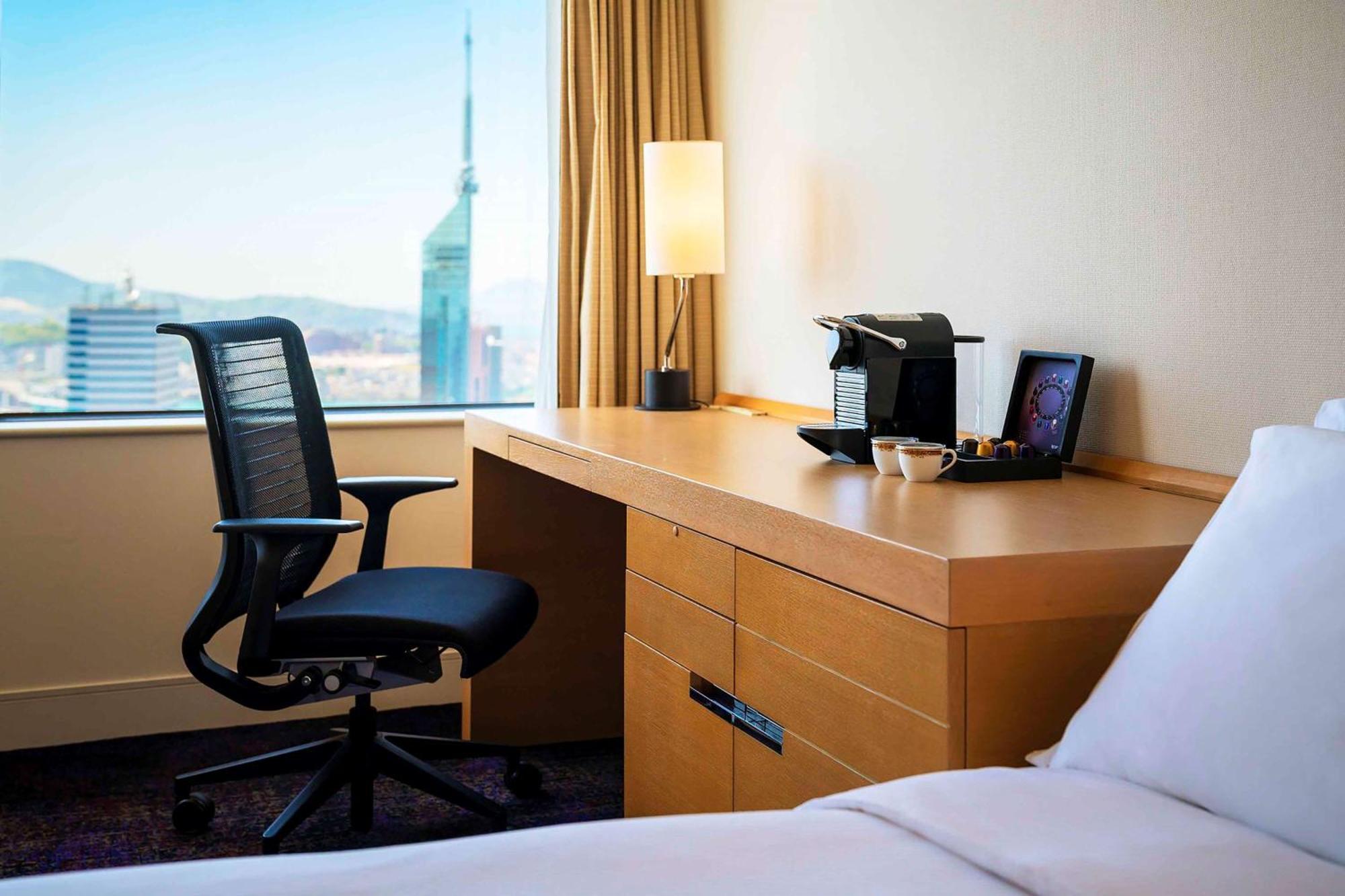 Отель Hilton Fukuoka Sea Hawk Экстерьер фото