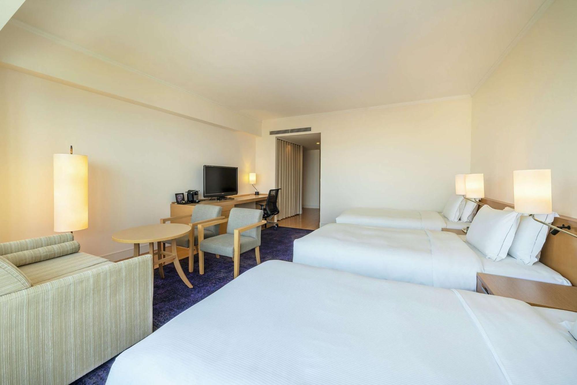 Отель Hilton Fukuoka Sea Hawk Экстерьер фото