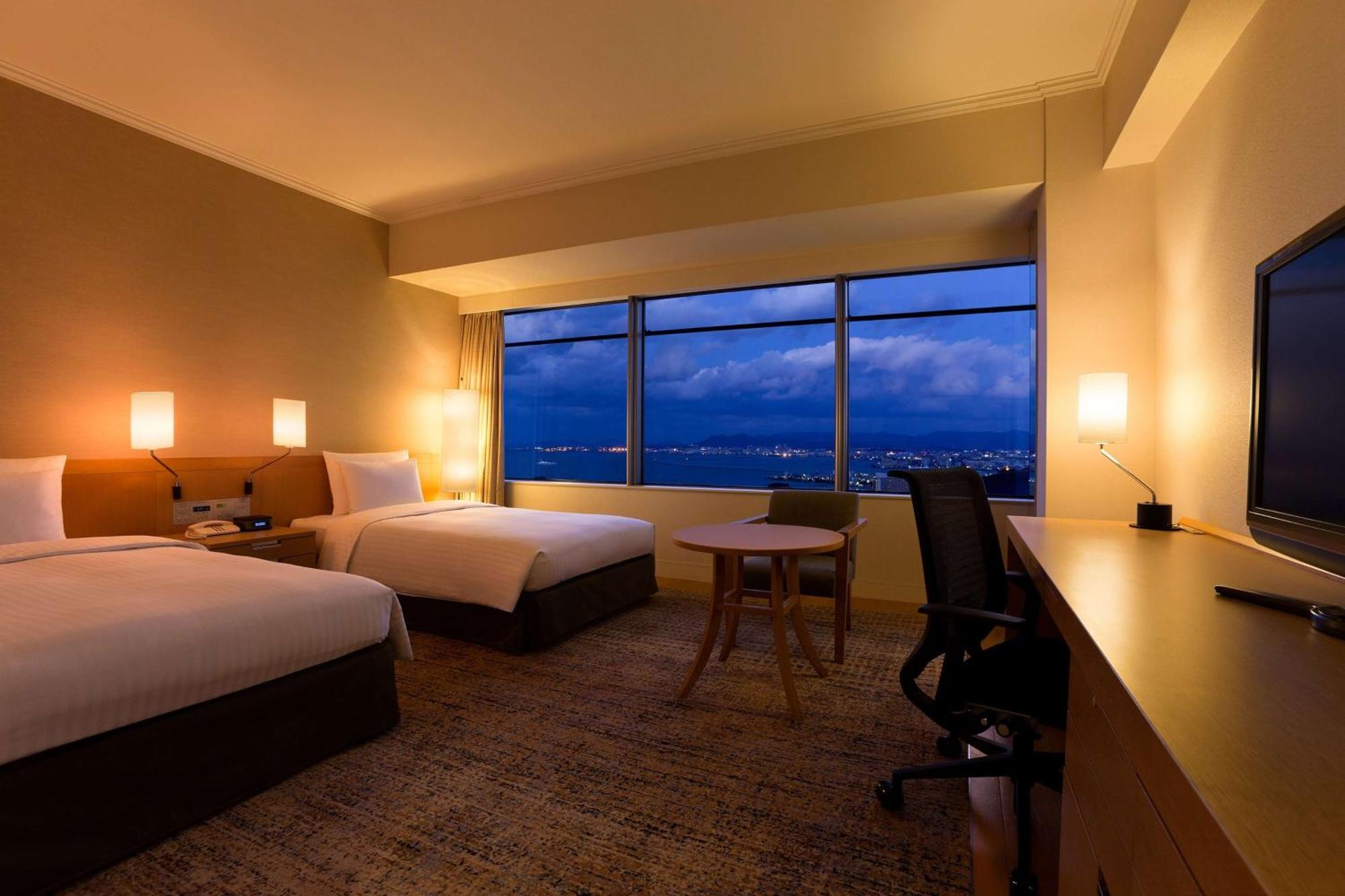 Отель Hilton Fukuoka Sea Hawk Экстерьер фото