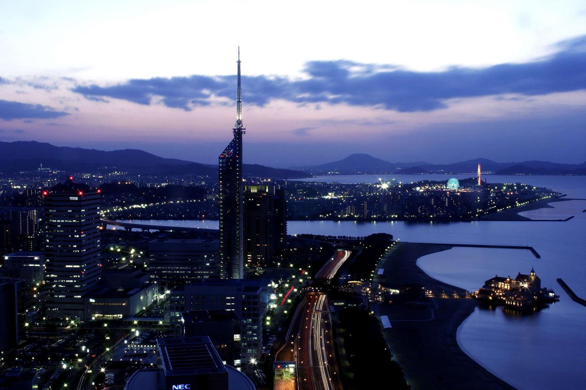 Отель Hilton Fukuoka Sea Hawk Экстерьер фото