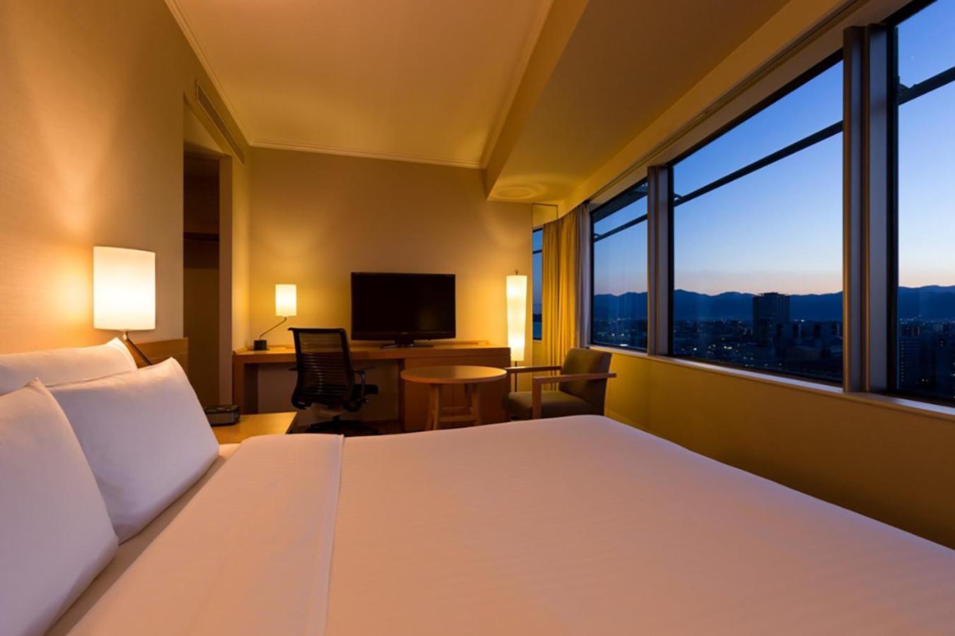 Отель Hilton Fukuoka Sea Hawk Экстерьер фото