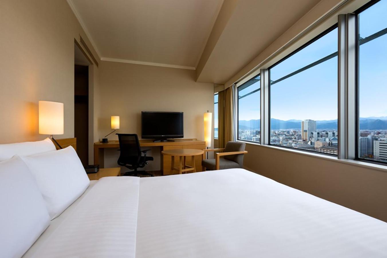 Отель Hilton Fukuoka Sea Hawk Экстерьер фото